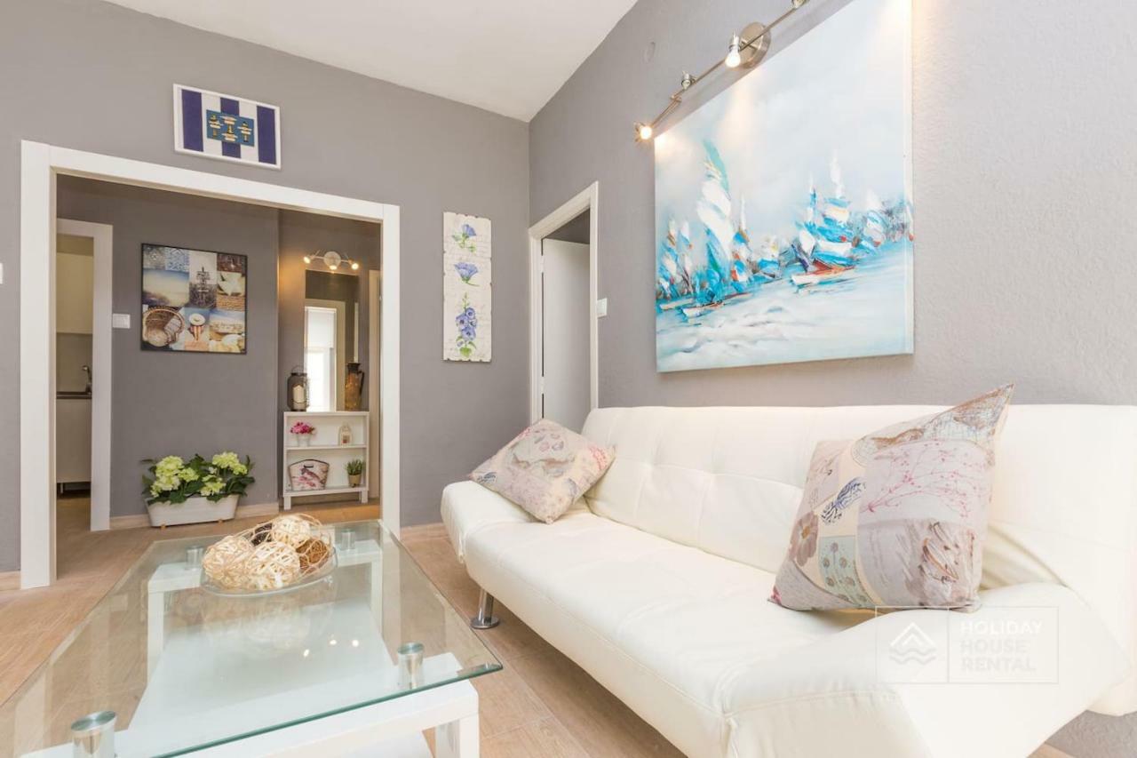 S12 - Beach Front Apartment --Free Wifi- 살루 외부 사진