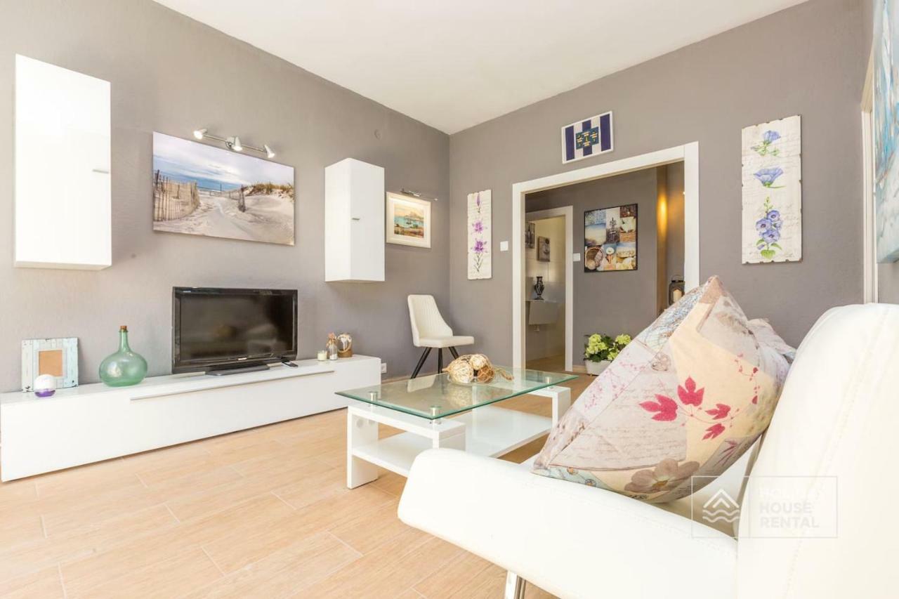 S12 - Beach Front Apartment --Free Wifi- 살루 외부 사진